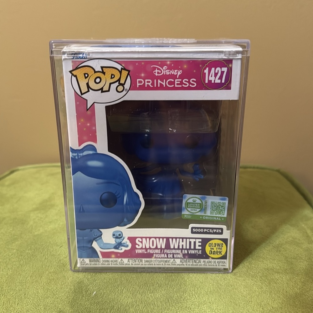 FUNKO POP! SNOW WHITE (TRANSLUCENT BLUE) (GLOW) WITH POP! PROTECTOR - Picture 5 of 10